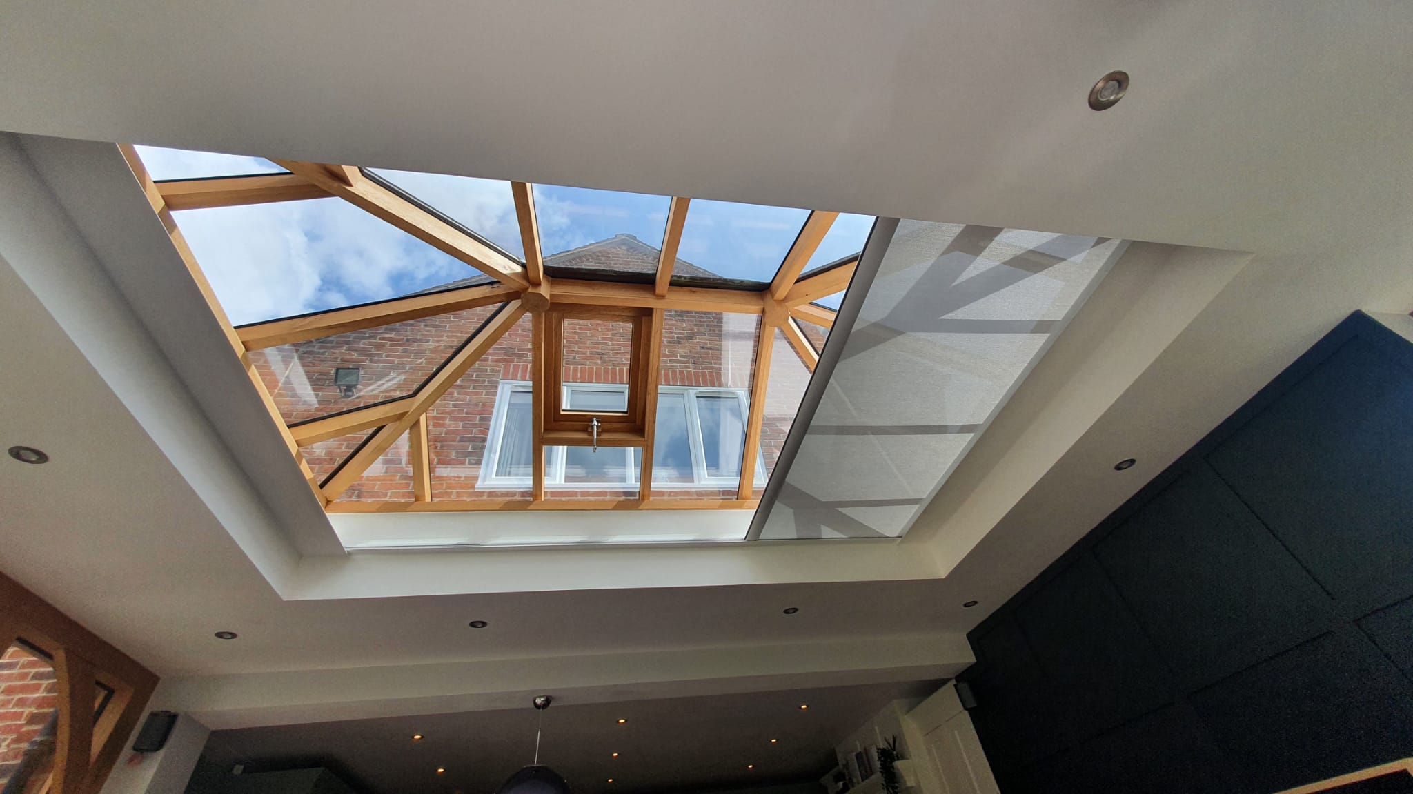 The Zeus Large Electric Roof Lantern Blind WindowTreat